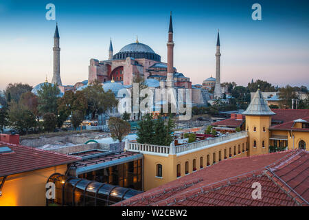 La Turquie, Istanbul, vue sur Four Seasons Hotel toit-terrasse et d'Haghia Sophia, Mosquée Sainte-sophie - Banque D'Images
