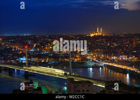 Vue de nuit sur Istanbul et Big Horn de la tour de Galata, Bosphore, Istanbul, Turquie Banque D'Images