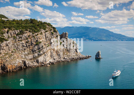 L'Ukraine, Crimée, Yalta, Ferry passant 'La Voile' rock, sur son approche de nid d'Hirondelles Banque D'Images