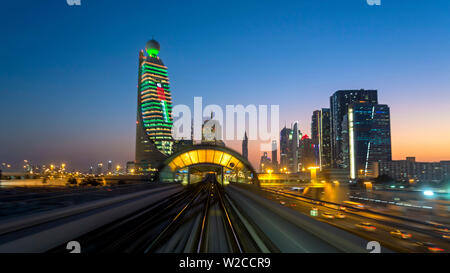 POV sur le Dubaï moderne sans conducteur de Métro ferroviaire surélevée, longeant le Sheikh Zayed Road, DUBAÏ, ÉMIRATS ARABES UNIS Banque D'Images