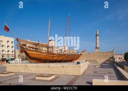 Émirats Arabes Unis, Dubai, Dubai, Dubai Museum, extérieur avec bateau dhow traditionnel Banque D'Images