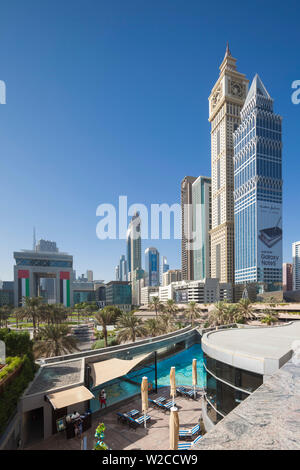 Émirats Arabes Unis, Dubai, Dubaï, immeubles de grande hauteur le long de Sheikh Zayed Road Banque D'Images