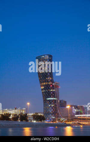 Emirats arabes unis, Abu Dhabi, Hyatt Capital Gate Hotel, situé dans l'emblématique bâtiment Capital Gate, qui s'appuie un nombre record de 18 degrés.Â une partie de l'Abu Dhabi National Exhibition Centre (ADNEC), la plus grande conférence et exposition au Moyen-Orient. Banque D'Images