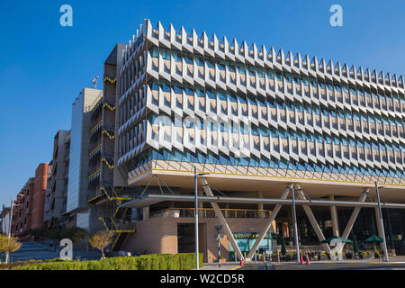 Emirats arabes unis, Abu Dhabi, Masdar City, la première voiture zéro émission de carbone, et de Gratte-cité Banque D'Images