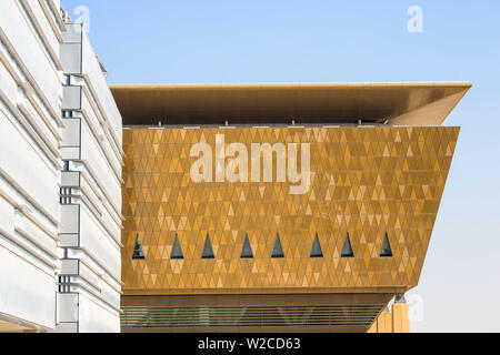 Emirats arabes unis, Abu Dhabi, Masdar City, la première voiture zéro émission de carbone, et de Gratte-cité Banque D'Images