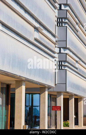 Emirats arabes unis, Abu Dhabi, Masdar City, la première voiture zéro émission de carbone, et de Gratte-cité Banque D'Images