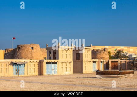 Bahreïn, Manama, Arad Fort et des bâtiments traditionnels avec des tours à vent Banque D'Images