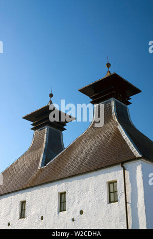 Royaume-uni, Ecosse, Argyll et Bute, Islay, distillerie de Whisky Ardbeg, Pagode de toit au dessus de la tourbe des fours. Banque D'Images