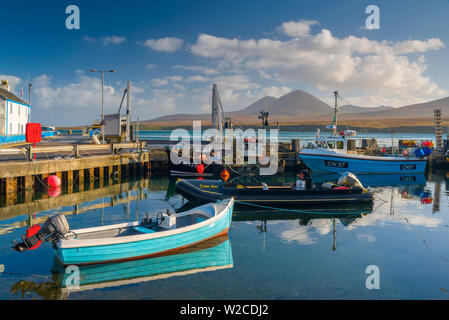 Royaume-uni, Ecosse, Argyll et Bute, Islay, Port Askaig avec Isle of Jura, Paps de montagnes du Jura à travers son d'Islay Banque D'Images
