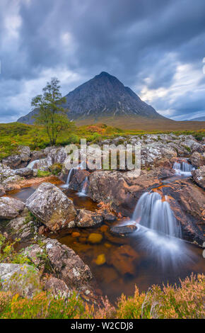 Royaume-uni, Ecosse, Highland, Glen Coe, Coupall Coupall La Rivière, chutes et Buachaille Etive Mor Banque D'Images