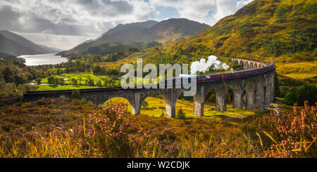 Royaume-uni, Ecosse, Highland, Loch Shiel, Glenfinnan, Glenfinnan viaduc de chemin de fer, une partie de la West Highland Line, Le Train à vapeur Jacobite, rendu célèbre par l'JK Rowling Harry Potter comme le Poudlard Express Banque D'Images