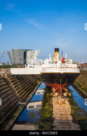 Royaume-uni, Irlande du Nord, Belfast, le SS Nomadic - Offres pour le Titanic et le dernier navire de la White Star Line infront du Titanic Belfast museum Banque D'Images