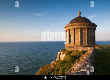 Royaume-uni, Irlande du Nord, le comté de Londonderry, ski, ski Demesne, Temple Mussenden, ancien domaine bibliothèque, coucher du soleil Banque D'Images