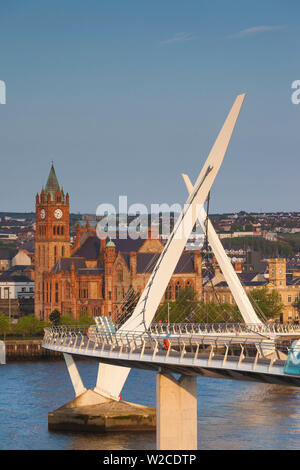 Royaume-uni, Irlande du Nord, le comté de Londonderry, Derry, le pont de la paix sur la rivière Foyle, 2011, Dawn Banque D'Images