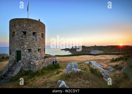 Lever du soleil à la tour Martello no 5, L'Ancresse Bay, Guernsey, Channel Islands Banque D'Images