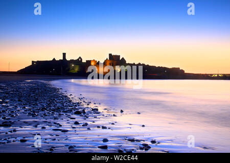 Château de Peel au crépuscule, l'île de Saint Patrick, à l'île de Man Banque D'Images