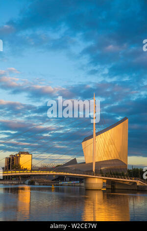 Royaume-uni, Angleterre, Manchester, Salford, Salford Quays Media City, passerelle, à l'Imperial War Museum North, à gauche Quay West à MediaCity UK Banque D'Images