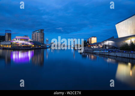 Royaume-uni, Angleterre, Manchester, Salford, Salford Quays, Lowry theatre, Millennium Bridge aussi connu sous le pont, Lowry Quay West à MediaCity UK et de l'Imperial War Museum North Banque D'Images