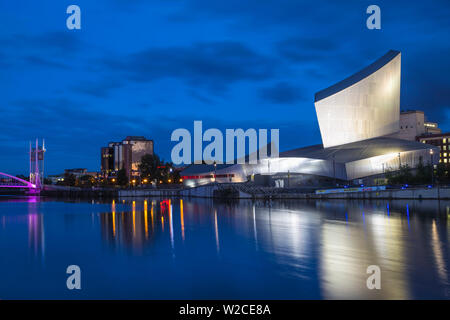 Royaume-uni, Angleterre, Manchester, Salford, Salford Quays, Millennium Bridge aussi connu sous le pont, Lowry Quay West à MediaCity UK et de l'Imperial War Museum North Banque D'Images