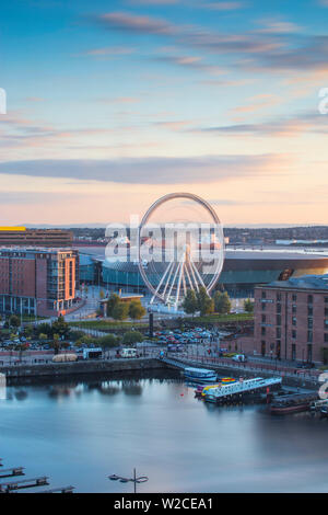 France, Régions, Liverpool, vue d'Albert Docks et de la roue de Liverpool, Banque D'Images