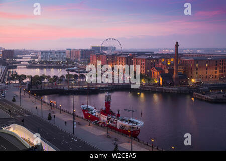 France, Régions, Liverpool, vue d'Albert Docks la roue de Liverpool et de l'MerseyPlanet navire léger Banque D'Images