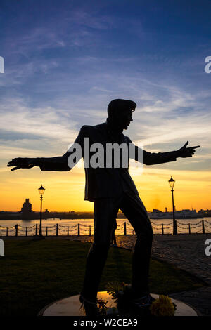 France, Régions, Liverpool, Sculpture de Billy Fury dans Albert Dock Banque D'Images