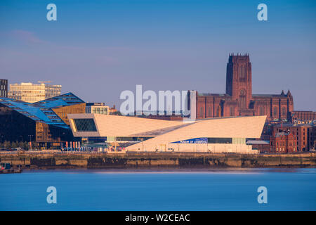 France, Régions, Liverpool, vue sur le musée de la cathédrale de Liverpool et Liverpool Banque D'Images