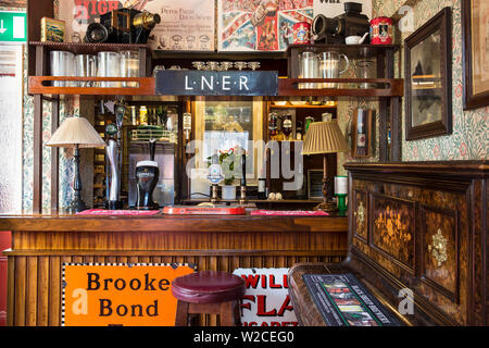 Royaume-uni, Angleterre, Cheshire, Chester, l'Albion Inn, un pub victorien Street corner dédié à la Première Guerre mondiale Banque D'Images