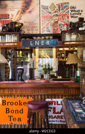 Royaume-uni, Angleterre, Cheshire, Chester, l'Albion Inn, un pub victorien Street corner dédié à la Première Guerre mondiale Banque D'Images