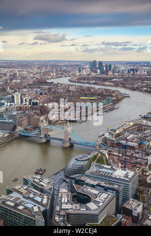 Royaume-uni, Angleterre, Londres, vue de Londres, dans le fragment, à la recherche sur le Tower Bridge à Canary Wharf Banque D'Images