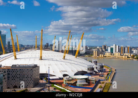 Royaume-uni, Angleterre, Londres, Tamise, O2 Arena (anciennement dôme du millénaire) et de Canary Wharf skyline Banque D'Images