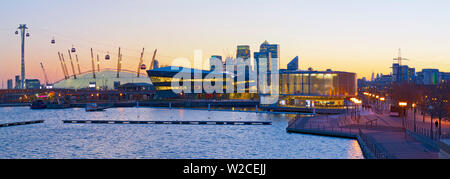 Royaume-uni, Angleterre, Londres, Thames ou Emirates Air Line Cable Car sur la rivière Thames, à partir de la péninsule de Greenwich à Royal Docks, vue sur le Royal Victoria Dock Banque D'Images