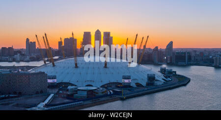 Royaume-uni, Angleterre, Londres, Tamise, O2 Arena (anciennement dôme du millénaire) et de Canary Wharf skyline Banque D'Images