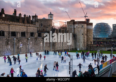 L'Angleterre, Londres, patinage sur glace par la Tour de Londres Banque D'Images