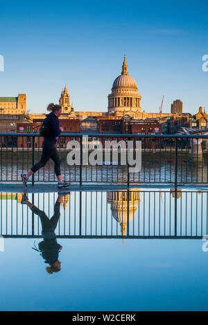 L'Angleterre, Londres, Southbank, personne reflète dans flaque, près du Millenium Bridge Banque D'Images