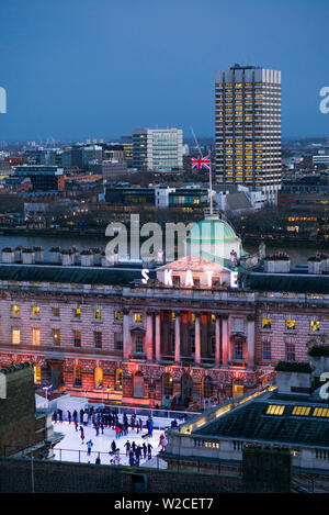 L'Angleterre, Londres, The Strand, augmentation de la vue sur la ville de la Somerset House patinoire Banque D'Images