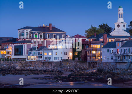 USA, Massachusetts, Cape Ann, Rockport, Front Beach et Shalin Liu Performance Center, dusk Banque D'Images