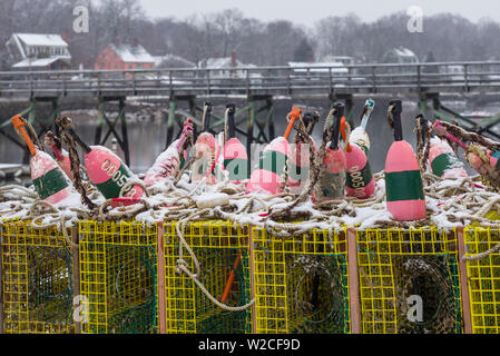 USA, Massachusetts, Cape Ann, Gloucester, Annisquam, Lobster Cove, bouées de homard sous la neige, au début de l'hiver Banque D'Images