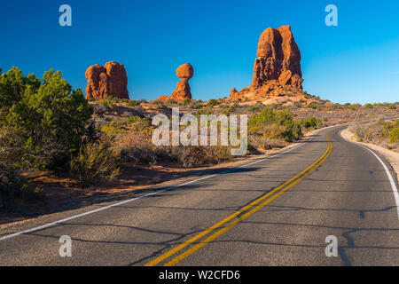 USA, Utah, Moab, Arches National Park, Balanced Rock Banque D'Images