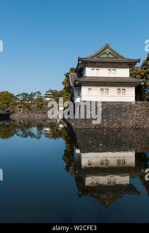 Au tour de Kikyo derrière douves, jardins de l'Est de l'Imperial Palace, Palais Royal, Chiyoda, Tokyo, Japon Banque D'Images