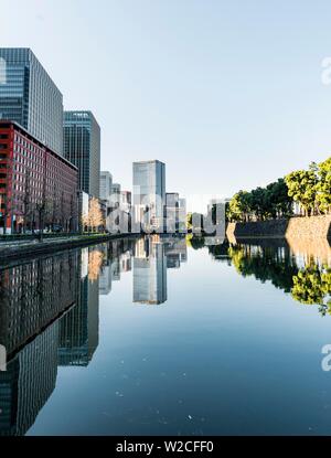 Les bâtiments de grande hauteur reflète dans un canal, le centre-ville de Tokyo, à Kokyo Gaien Jardin National, Chiyoda-ku, Tokyo, Japon Banque D'Images