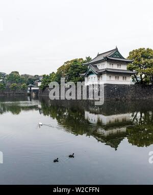 De Kikyo et de guet derrière douves, jardins de l'Est de l'Imperial Palace, Palais Royal, Chiyoda, Tokyo, Japon Banque D'Images