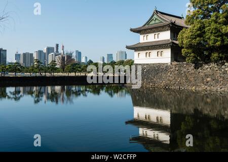 Tour de guet derrière les douves du château, jardins de l'Est de l'Impérial Palace, Palais Royal, Chiyoda, Tokyo, Japon Banque D'Images