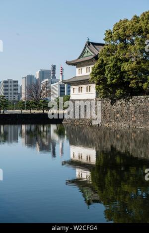 Tour de guet derrière les douves du château, jardins de l'Est de l'Impérial Palace, Palais Royal, Chiyoda, Tokyo, Japon Banque D'Images