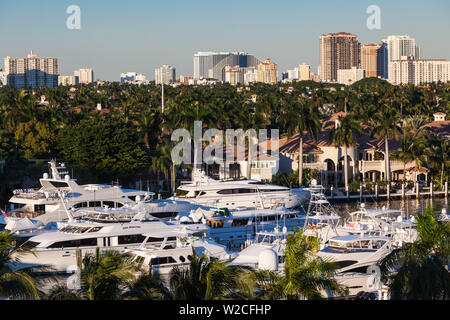 USA, Floride, Fort Lauderdale, vue sur la ville de Intercoastal Waterway avec yachts Banque D'Images