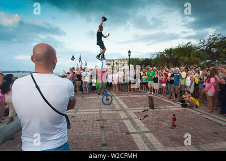 USA, Florida, Florida Keys, Key West, Mallory Square, daily sunset party, regarder le jongleur Banque D'Images