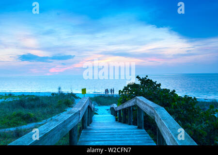 Anna Maria Island, Floride, Bean Point, Manatee Comté, où le golfe du Mexique répond à Tampa Bay, Crépuscule Banque D'Images