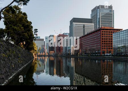 Les bâtiments de grande hauteur reflète dans un canal, le centre-ville de Tokyo, à Kokyo Gaien Jardin National, Chiyoda-ku, Tokyo, Japon Banque D'Images