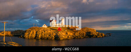 USA (Maine), York Beach, phare de Nubble Light avec des décorations de Noël, coucher du soleil Banque D'Images