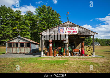 USA (Maine), puits, antique gas station Banque D'Images